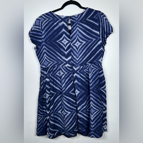 Navy and White Geometric Pattern Dress by Old Navy. Size Medium - Picture 2 of 9